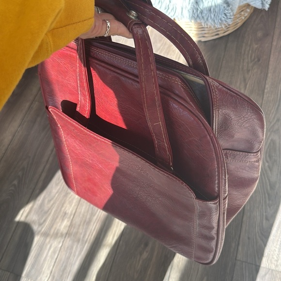 Vintage Samsonite Red Leather Travel Bag, 15" x 15.5" x 8" - Picture 3 of 14